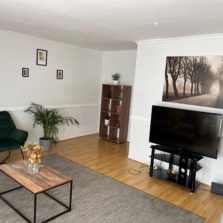 Lovely 2 Bedroom Apartment With Parking Space لندن المظهر الخارجي الصورة