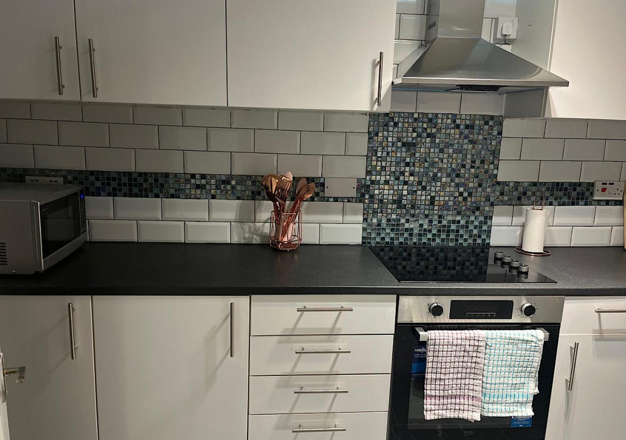Lovely 2 Bedroom Apartment With Parking Space لندن المظهر الخارجي الصورة